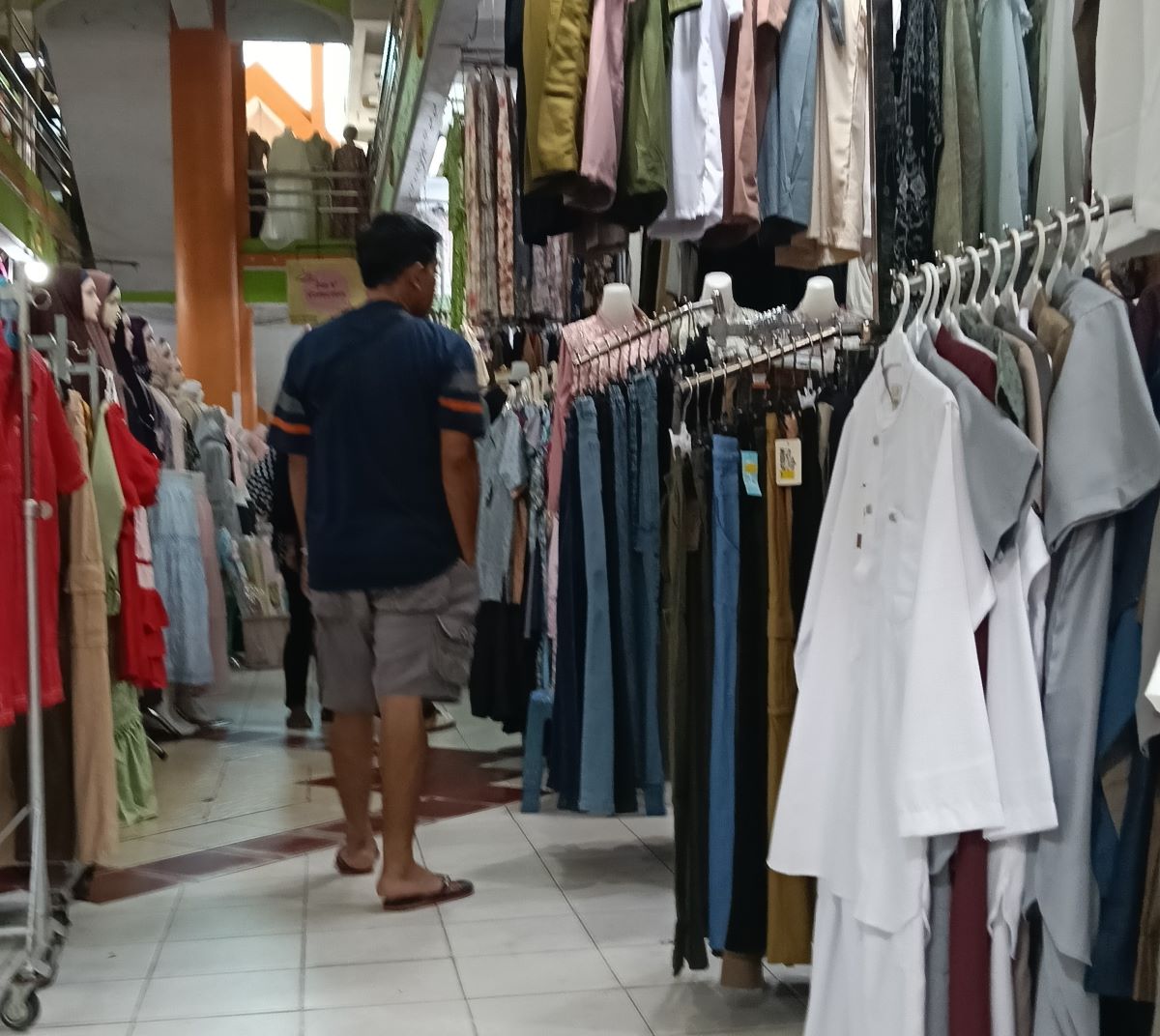 MASIH SEPI: Suasana Pasar Pakaian Indra Kencana (Happyzone), Kelurahan Raja, Kecamatan Arsel, Kabupaten Kotawaringin Barat (Kobar), Jumat (13/3/2026)  