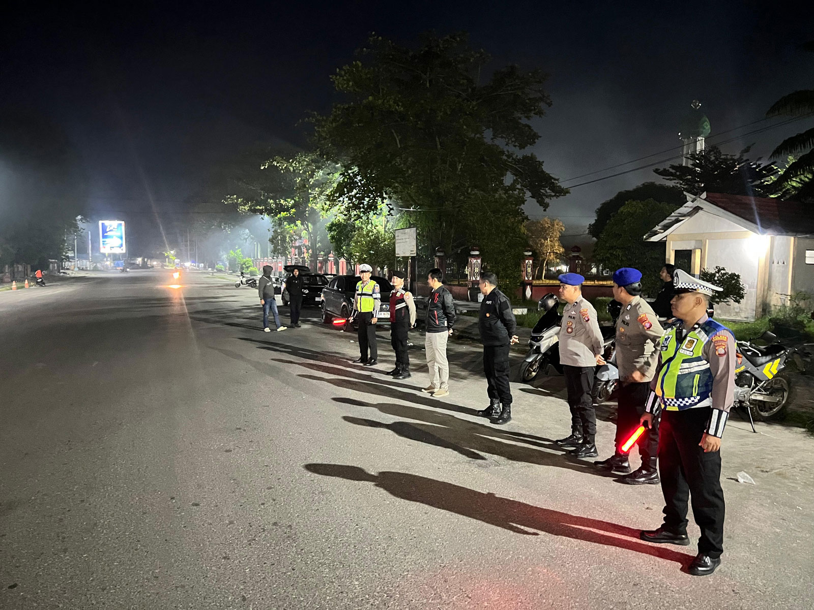 PENGAMANAN : Petugas gabungan Samapta dan Satlantas Polres Kotim patroli Kamtibmas di kawasan taman kota Sampit.
