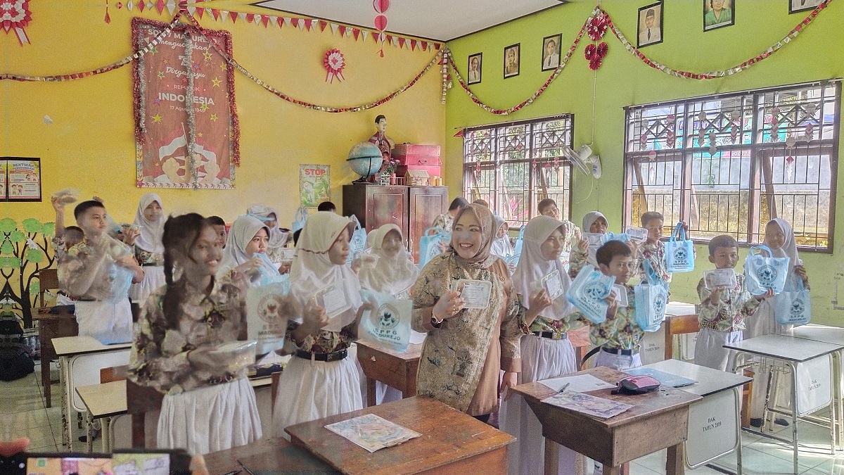 Bupati Kobar Hj Nurhidayah saat monitoring MBG di SDN 7 Madurejo pada Kamis 12 Maret 2026.   