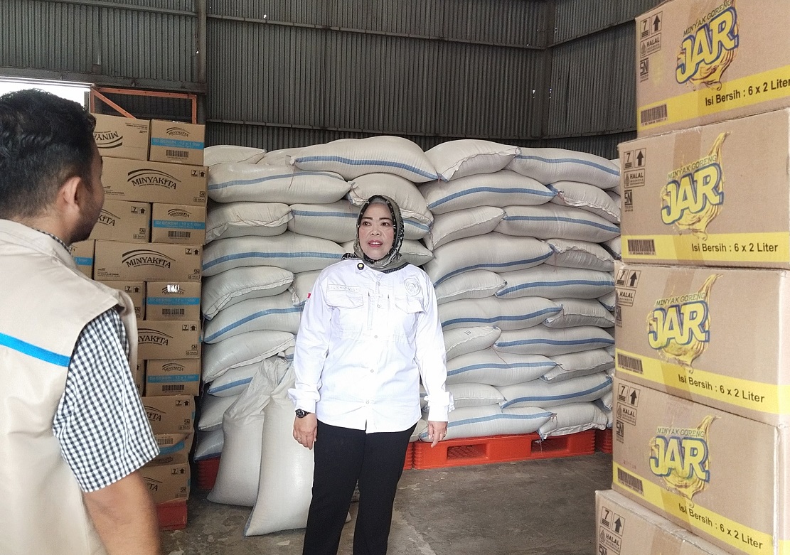Bupati Kotawaringin Barat mengecek gudang Bulog memastikan ketersediaan bahan pokok jelang Lebaran.     