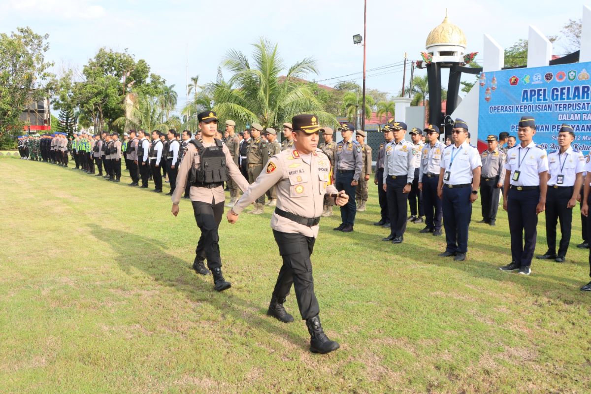  GELAR PASUKAN: Kapolres Kotim AKBP Resky Maulana Zulkarnain mengecek personel gabungan yang terlibat Operasi Ketupat Telabang 2026 di Kantor Pemda Kotim, Kamis (12/3/2026). 
