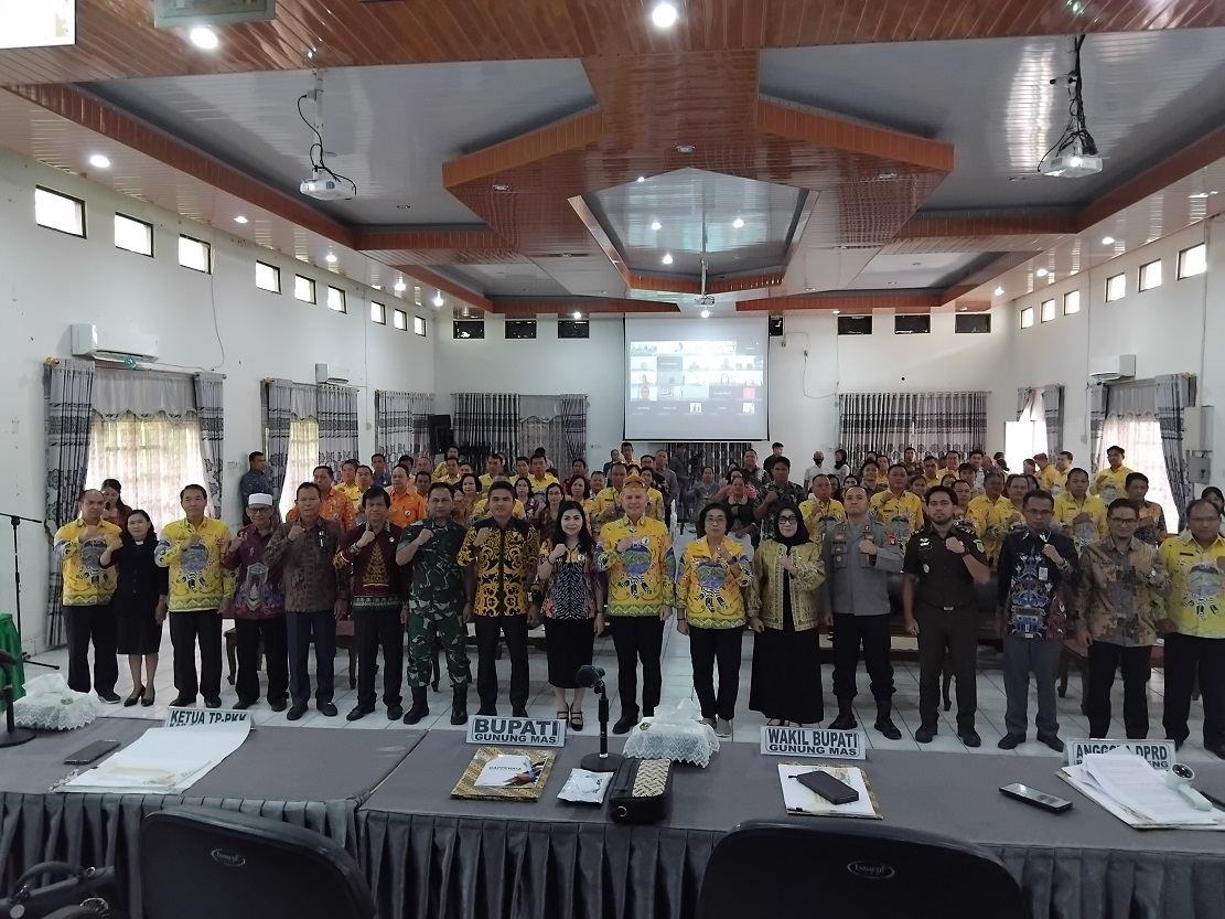 Bupati Gumas Jaya Samaya Monong dan Wakil Bupati Efrensia LP Umbing, saat berfoto bersama dengan para peserta musrenbang RKPD tahun 2027, di aula kantor bapperida se