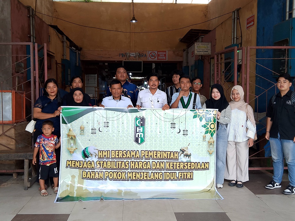 Sejumlah kader HMI Kalteng turun langsung ke Pasar Kahayan menyosialisasikan program pemerintah terkait pengendalian harga, Kamis (12/3) 