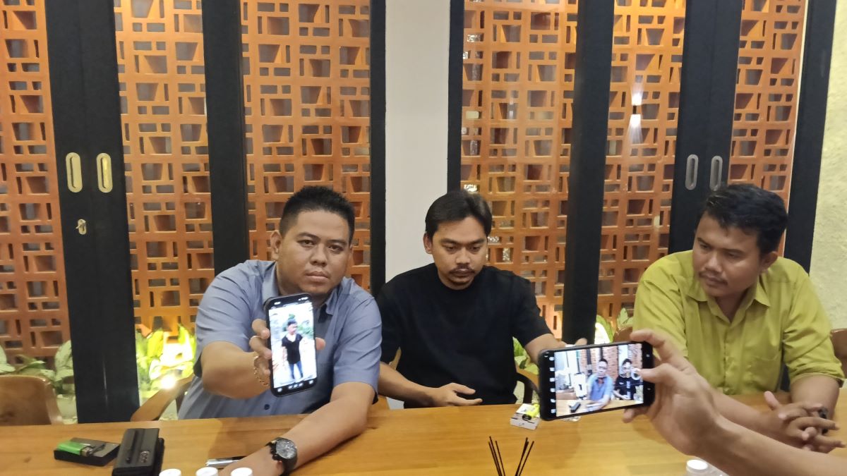 KLARIFIKASI: Zaldi didampingi kuasa hukumnya memberikan klarifikasi terkait kasus penganiayaan yang dituduhkan kepada dirinya, Jumat (13/3/2026) malam pukul 20.00 WIB. 