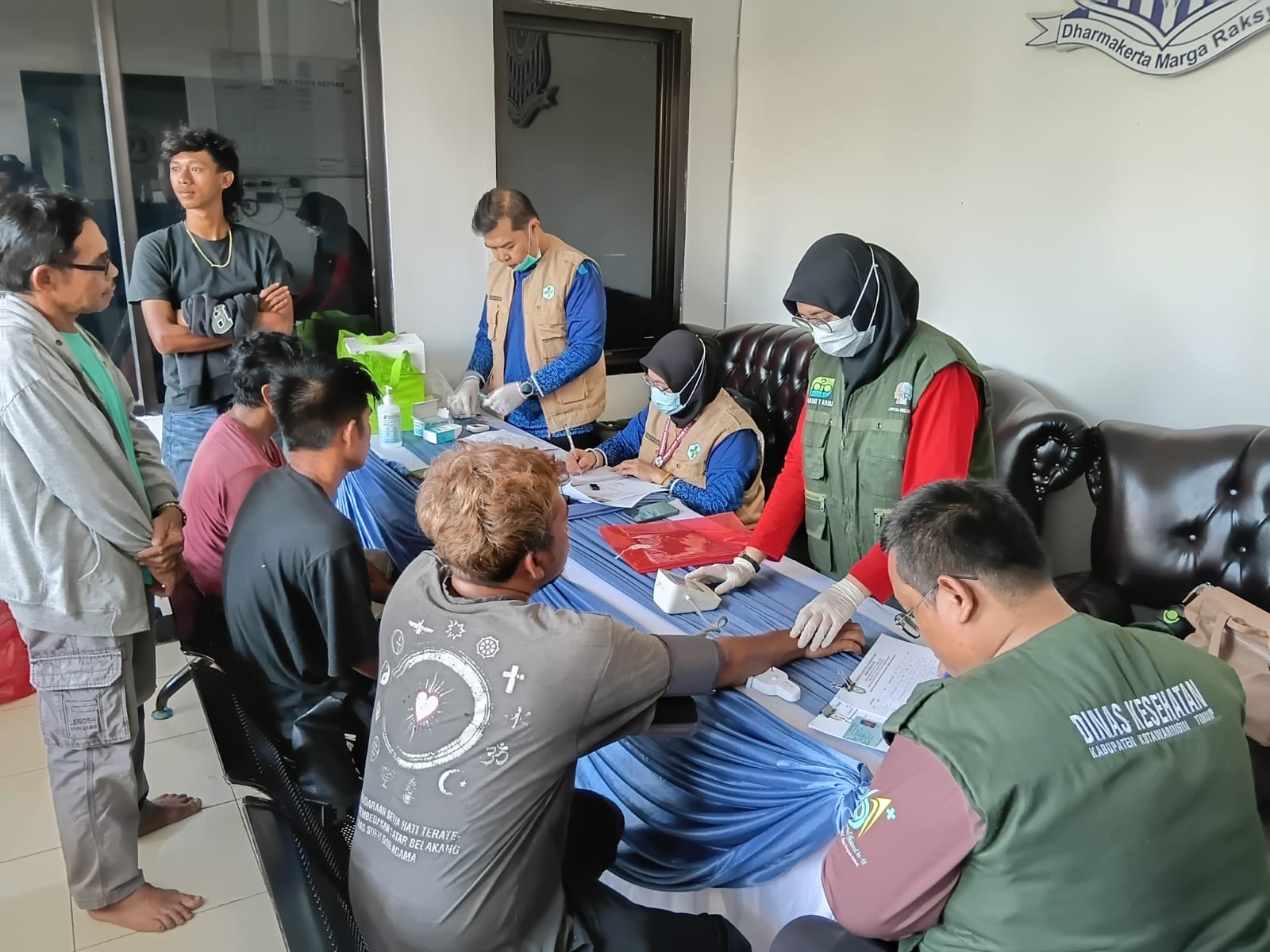 Pemeriksaan kesehatan dan tes narkoba sopir travel taksi di Posko Jalan Jenderal Sudirman, Kompleks Islamic Center Sampit, Sabtu (14/3 /2026). ( Dinkes Kotim)