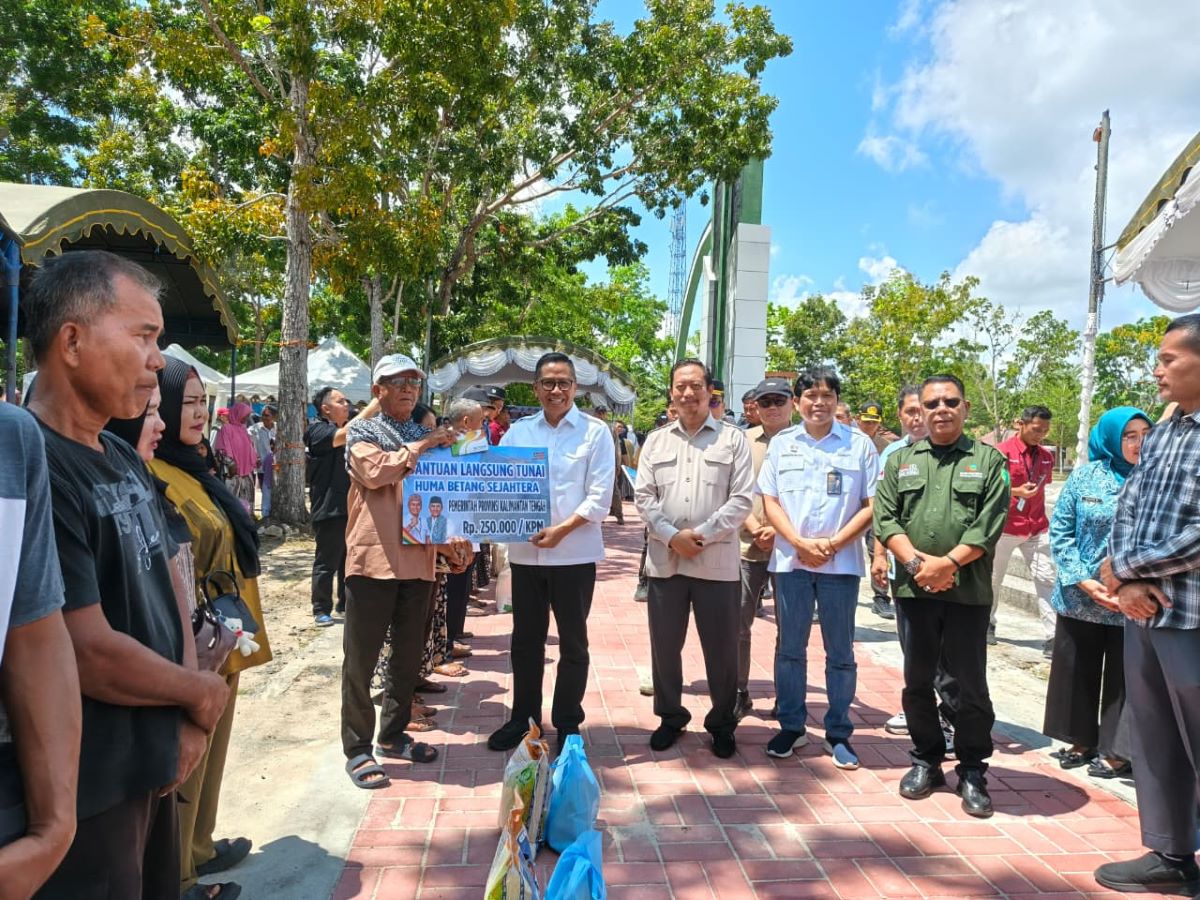 SOSIAL: Plt Sekda Kalteng Leonard S. Ampung saat menyerahkan BLT KHBS kepada penerima manfaat di Sukamara. 