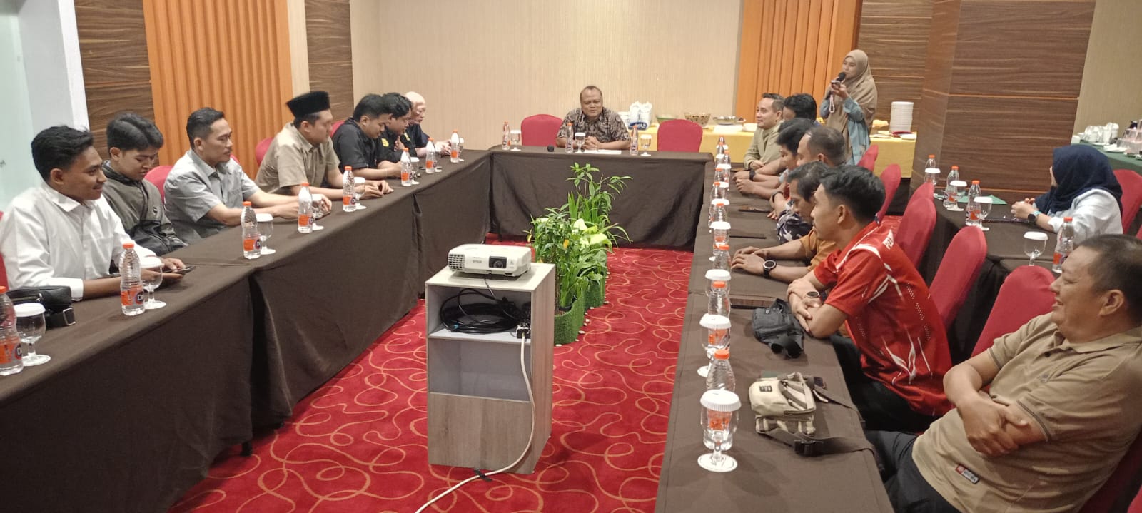 Manager Pelindo Regional 3 Sampit Tri Purbo Waluyojati melakukan koordinasi dengan PT Dharma Lautan Utama (DLU) dan PT Pelni di Aquarius Boutique Hotel Sampit, Jumat (13/3)