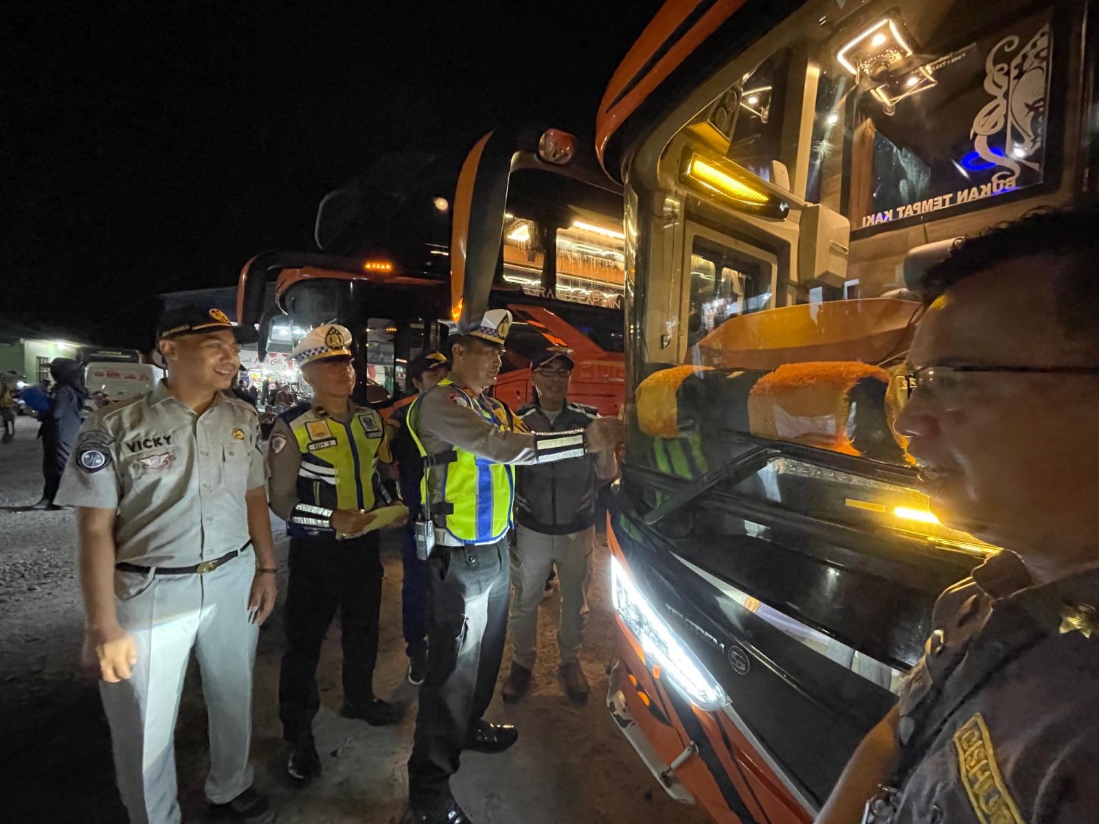 Petugas gabungan dari Dishub Kotim bersama Satlantas Polres Kotim saat memeriksa kelengkapan bus yang transit di Terminal Patih Rumbih Sampit, Jumat malam (13/3/2026). (Usay Nor Rahmad/Radar Sampit)
