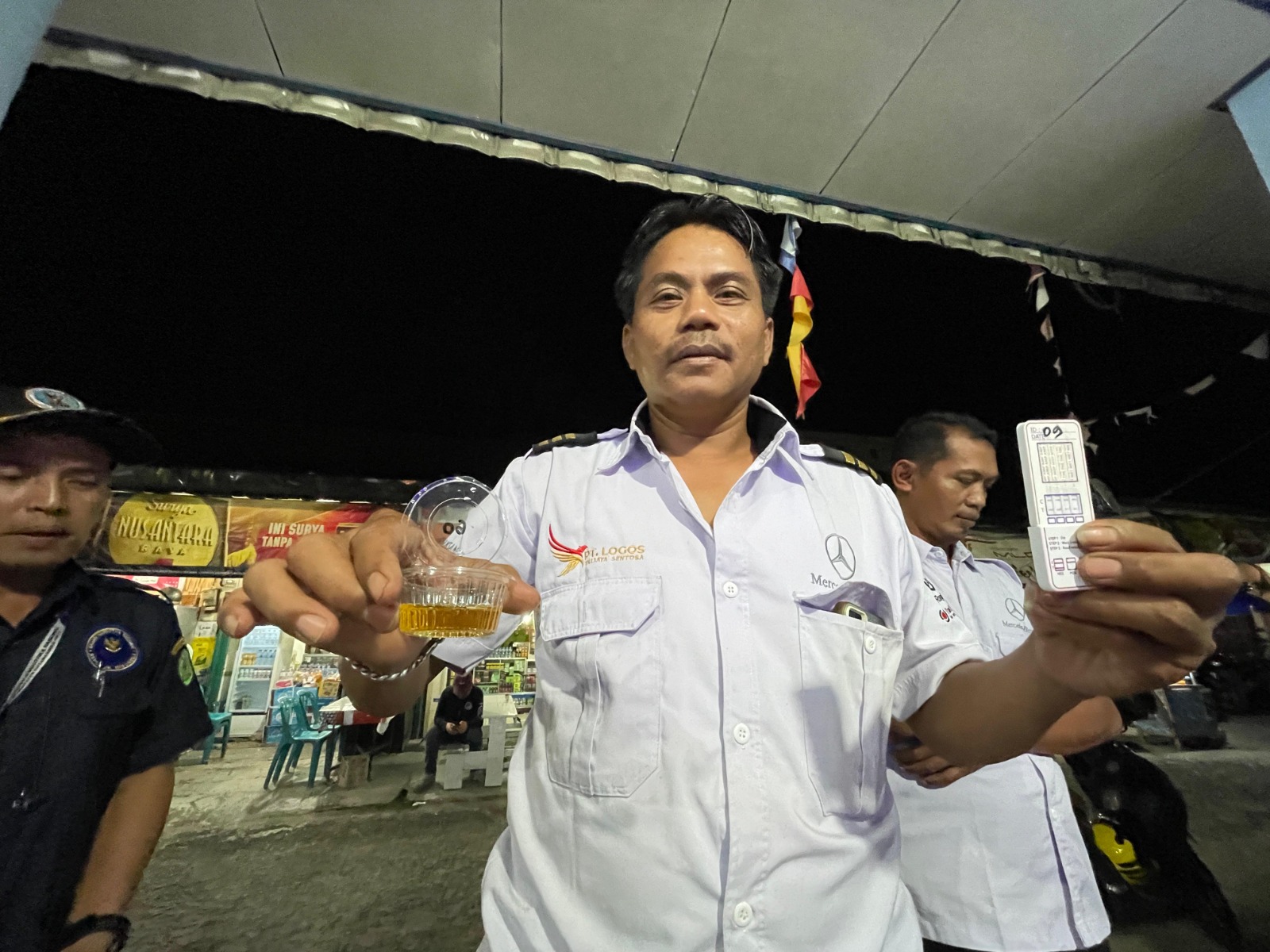Salah seorang sopir bus saat menjalani tes urine di Terminal Patih Rumbih Sampit. (Usay Nor Rahmad/Radar Sampit)