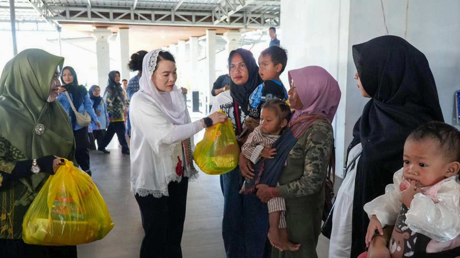 Bunda GENTING Kabupaten Seruyan Welduline Ahmad Selanorwanda menyerahkan bantuan kepada keluarga berisiko stunting di Pendopo Rumah Jabatan Bupati Seruyan, Jumat (13/3). 