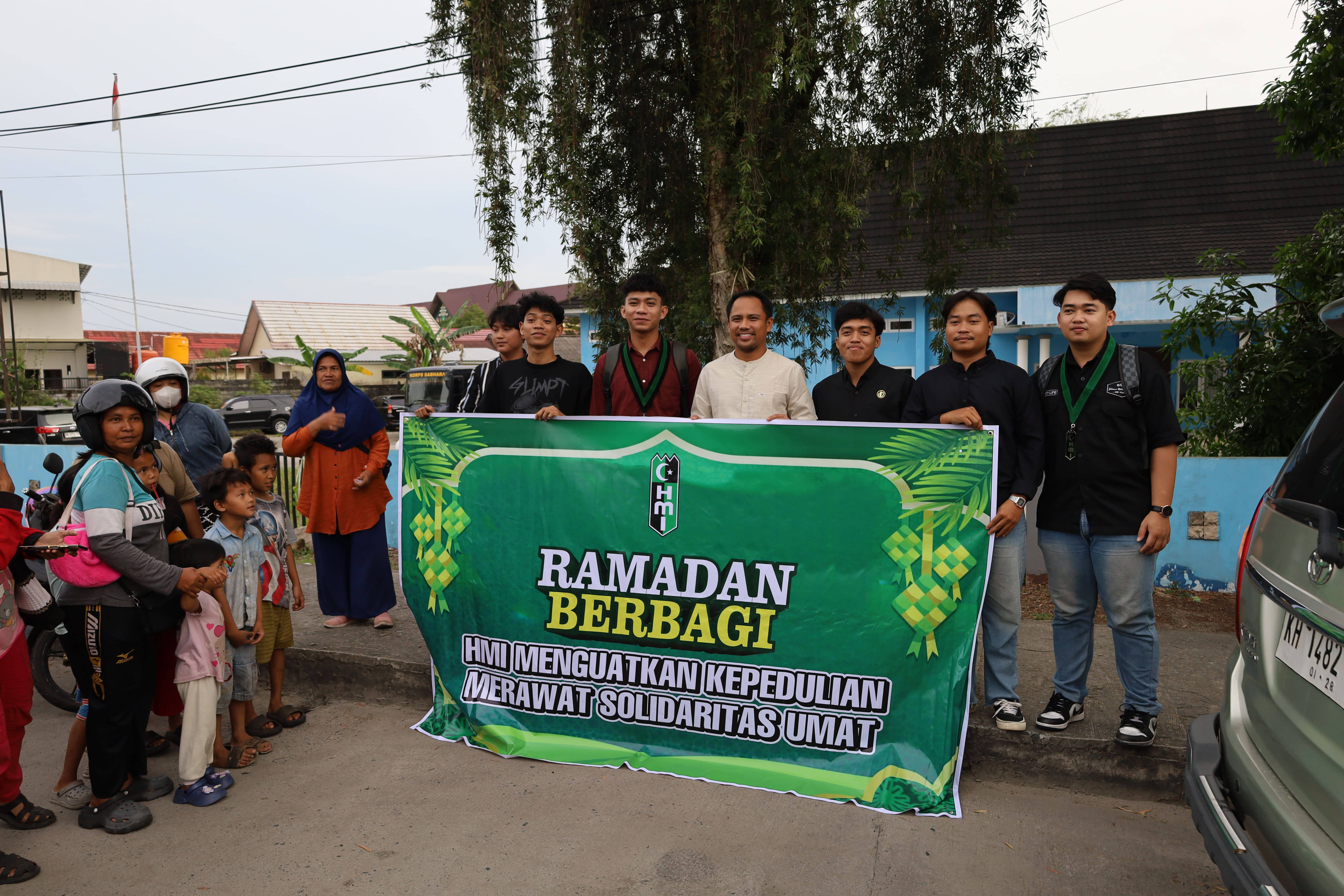 HMI Kalteng membagikan takjil kepada pengguna jalan sekaligus sosialisasi kebutuhan pokok.  