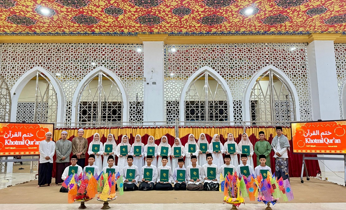  Pengurus pondok dan para santri berfoto bersama usai melaksanakan khataman Quran.