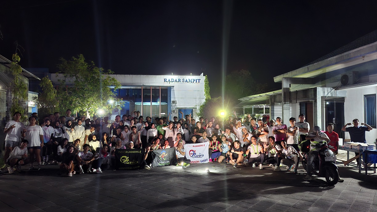 Sejumlah peserta Sahur Run, setelah lari keliling Kota Sampit dan bersama-sama menyantap hidangan sahur, di halaman Radar Sampit, Minggu (15/3).