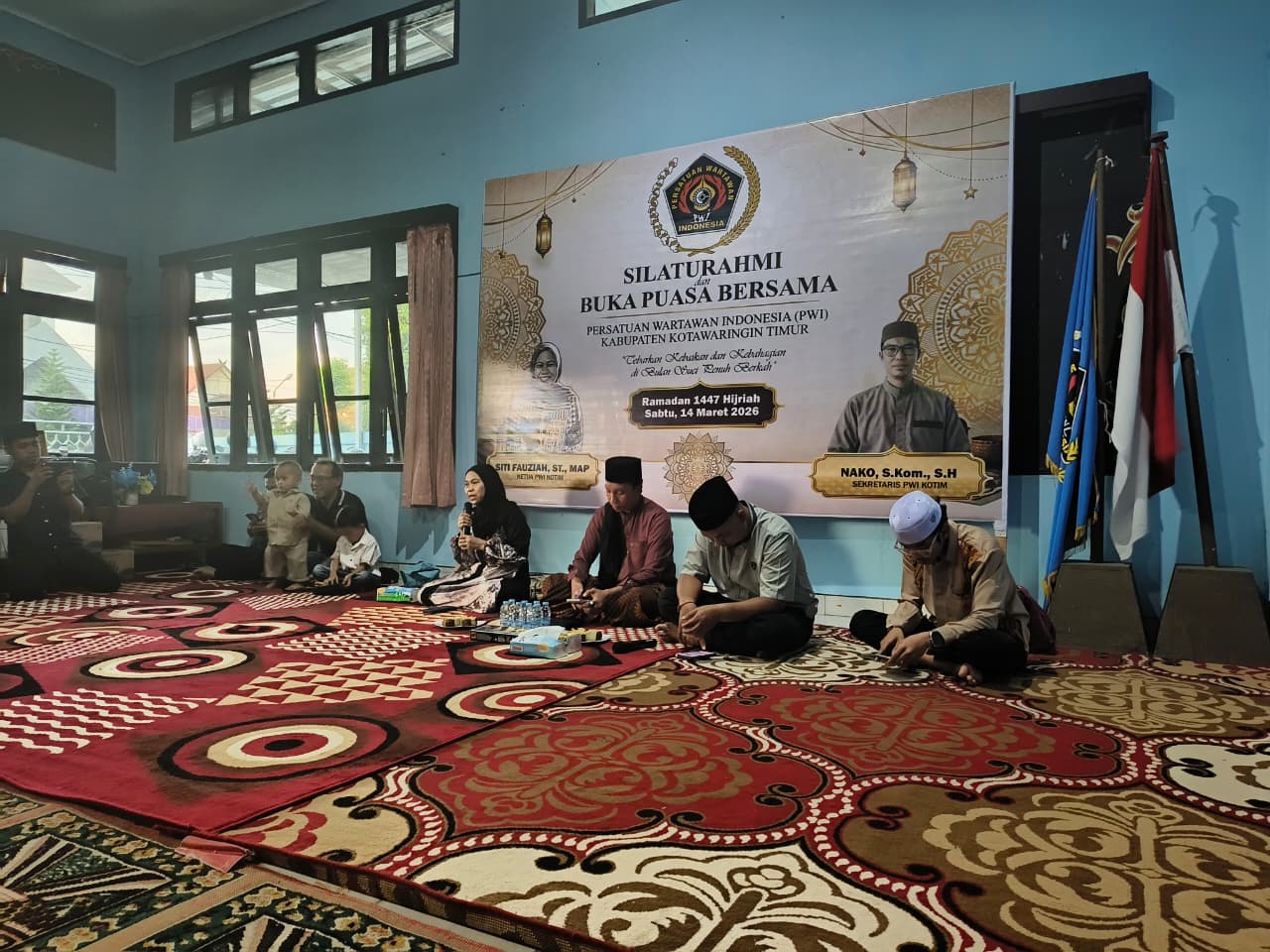 Kegiatan buka bersama keluarga besar PWI Kotim di Sekretariat PWI Kotim, Jalan A Yani, Sampit, Sabtu (14/3).  (Akbar/Radar Sampit)
