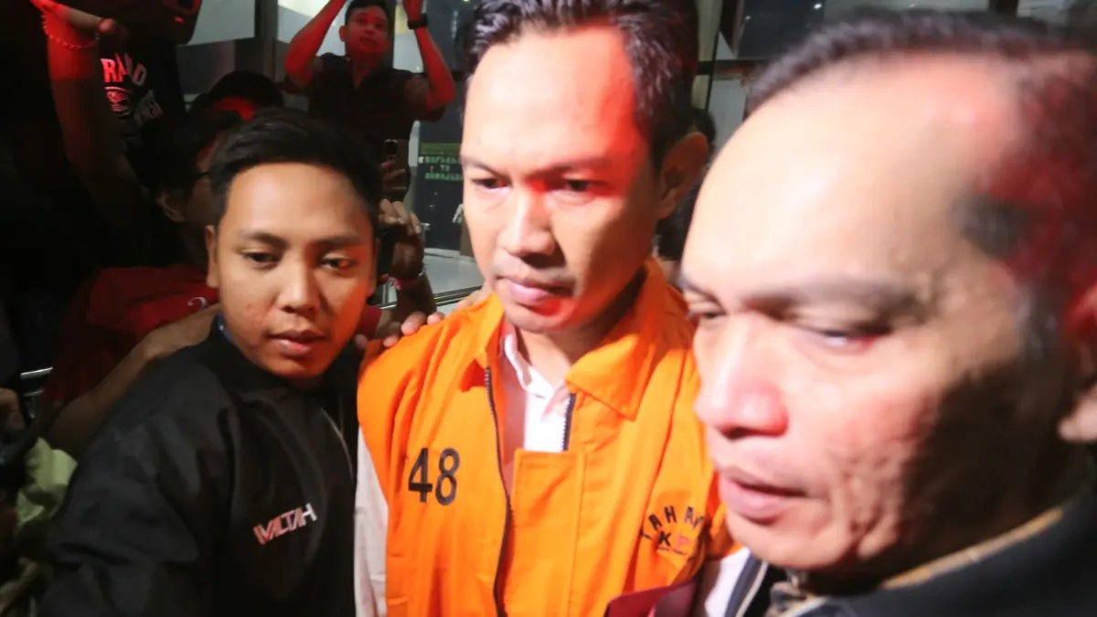 Bupati Cilacap Syamsul Auliya Rachman mengenakan rompi tahanan usai terjaring OTT KPK, Jakarta, Sabtu (14/3/2026). (Dery Ridwansah/ JawaPos.com)