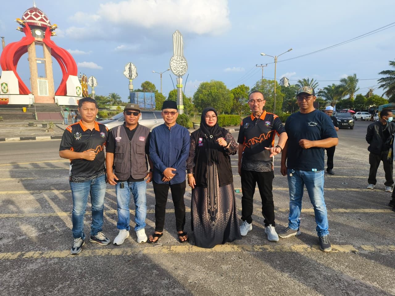 Wakil Bupati Kotim Irawati dan Wakil Ketua Komisi III DPRD Kotim Riskon Fabiansyah bersama perwakilan Paguyuban Divisi R2 Sampit saat menghadiri kegiatan Berbagi 1.000 Takjil Bikers Sampit, Minggu (15