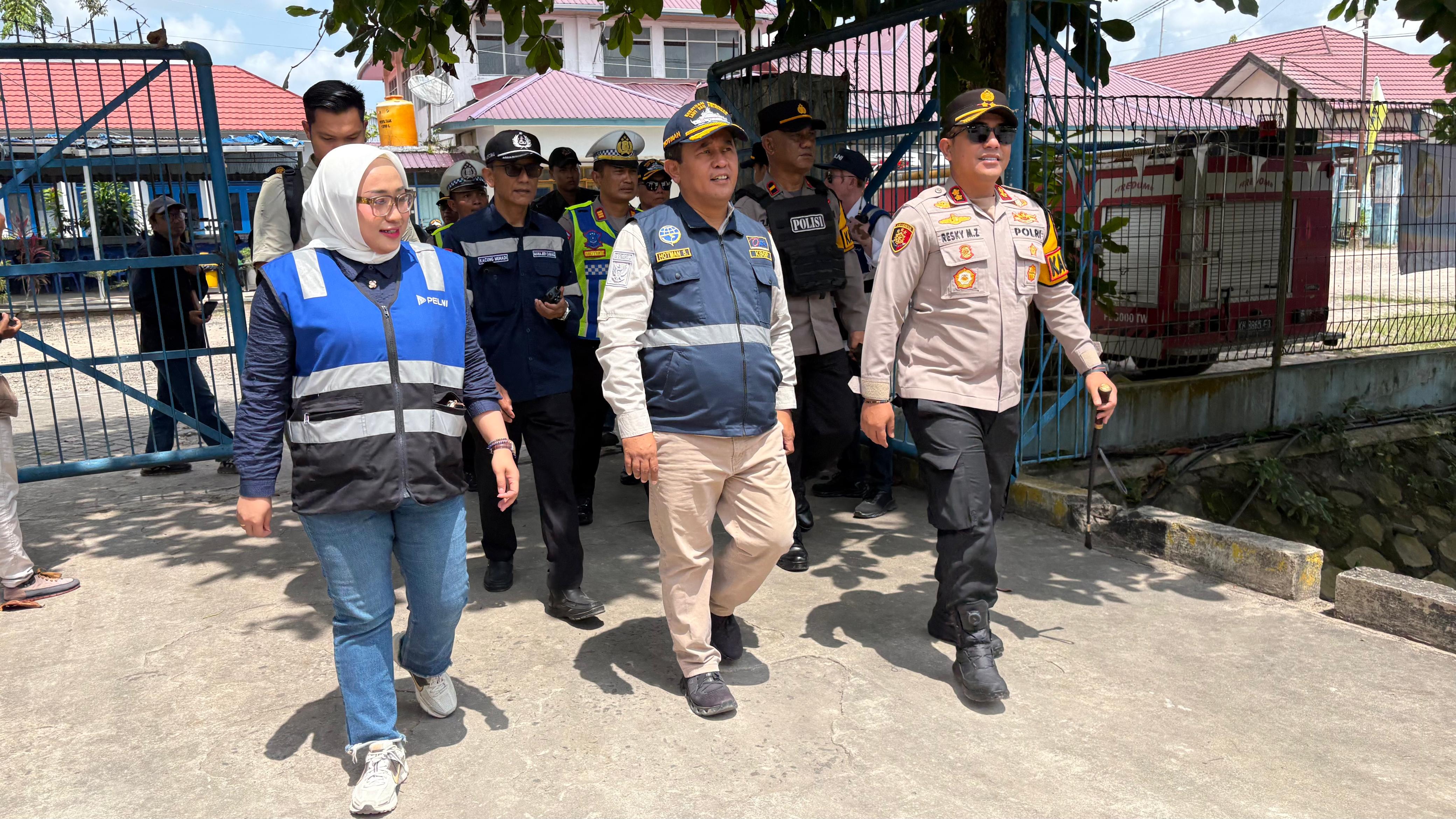 Kapolres Kotim AKBP Resky Maulana Zulkarnain saat meninjau kesiapan kapal KM Leuser pada arus mudik Lebaran 2026, Minggu (15/3).