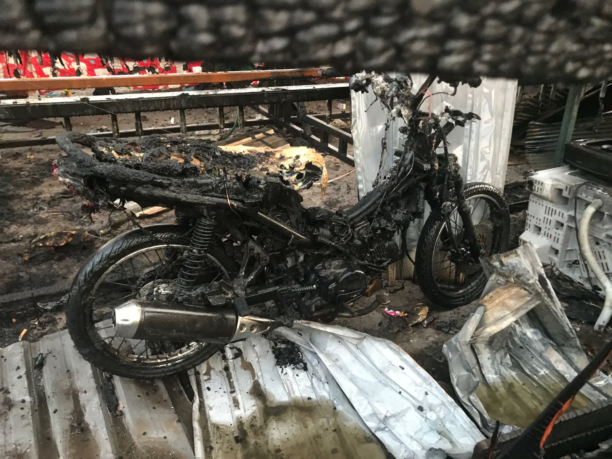 Sebuah sepeda motor hangus, setelah kebakaran melanda Pujasera di Jalan Yos Sudarso, Palangka Raya, Sabtu (14/3) sore.