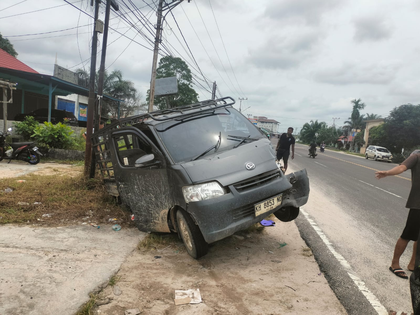 KECELAKAAN: Pikap Suzuki Grand Max dengan nomor polisi KH 8853 NQ yang diduga menjadi pemicu kecelakaan di Jalan Tjilik Riwut Kilometer 1,5 Kasongan arah Palangka Raya, Minggu (15/3/2026) (Yuswanto)