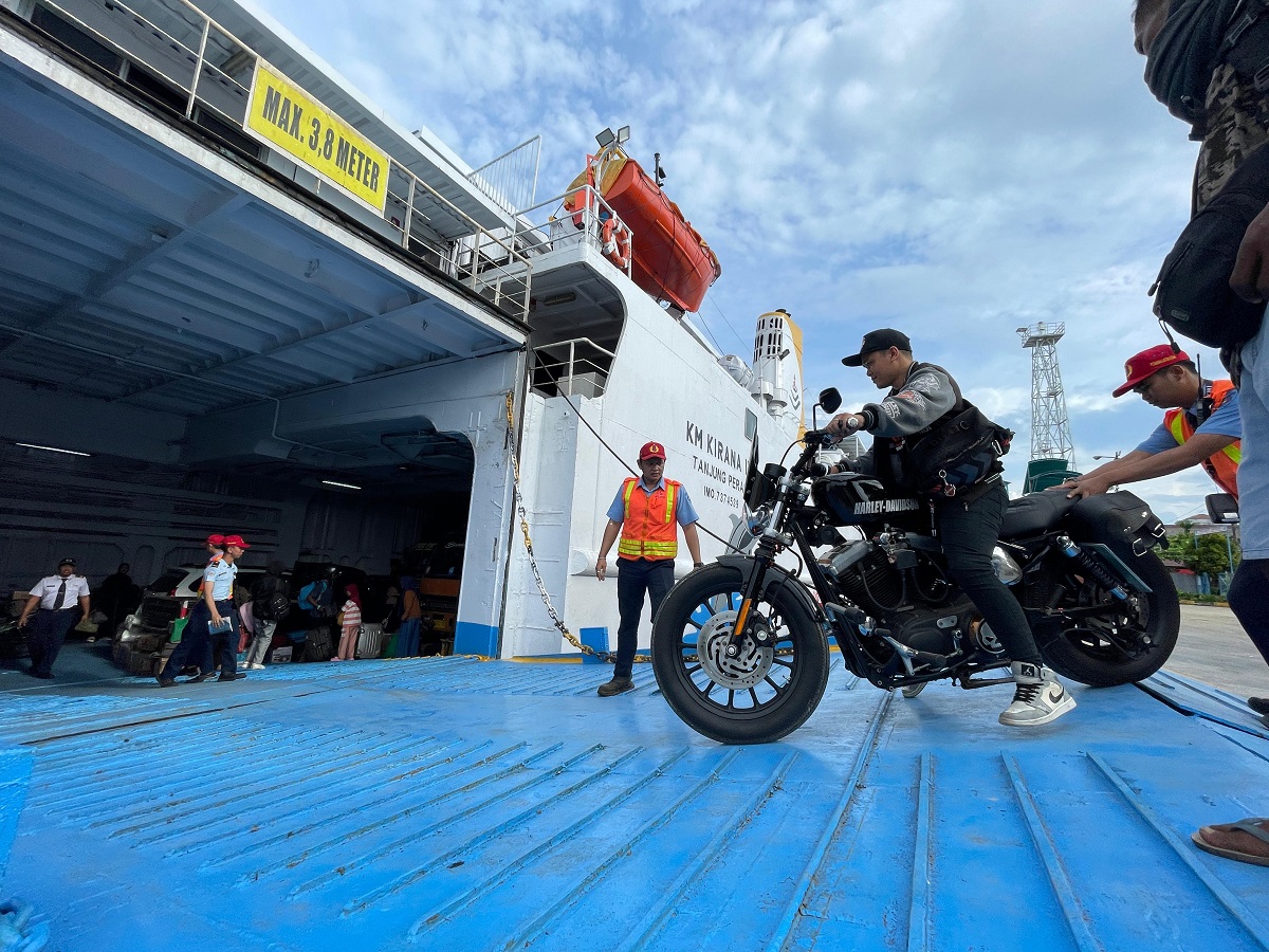 Pemudik membawa sepeda motor naik KM Kirana III dari Pelabuhan Sampit menuju Pelabuhan Tanjung Perak Surabaya, Sabtu (7/3) pekan lalu.  