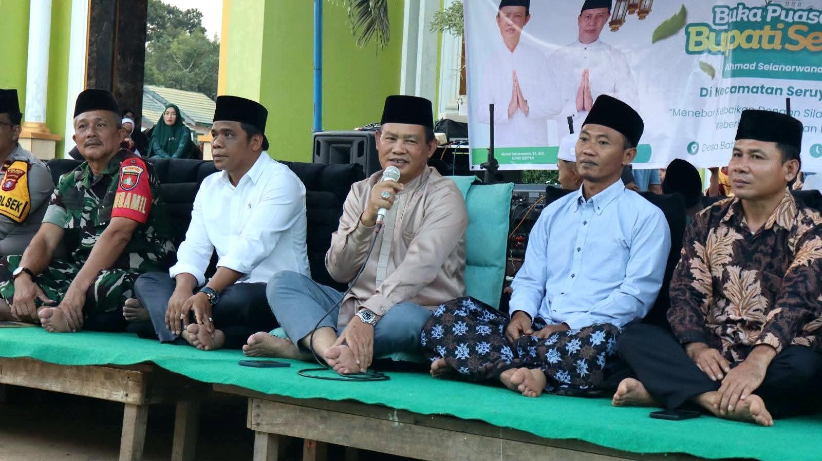 Bupati Seruyan Ahmad Selanorwanda menghadiri buka puasa bersama masyarakat Desa Batu Agung di Masjid Baitul Muhajirin, Seruyan Tengah, Jumat (13/3). 