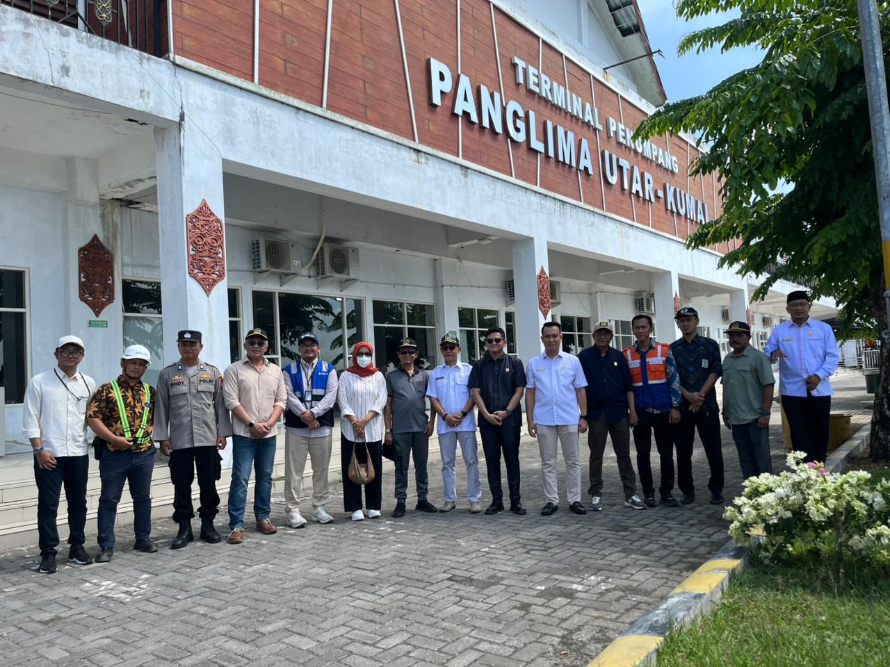 Rombongan Komisi A saat meninjau Pelabuhan Panglima Utar Kumai.