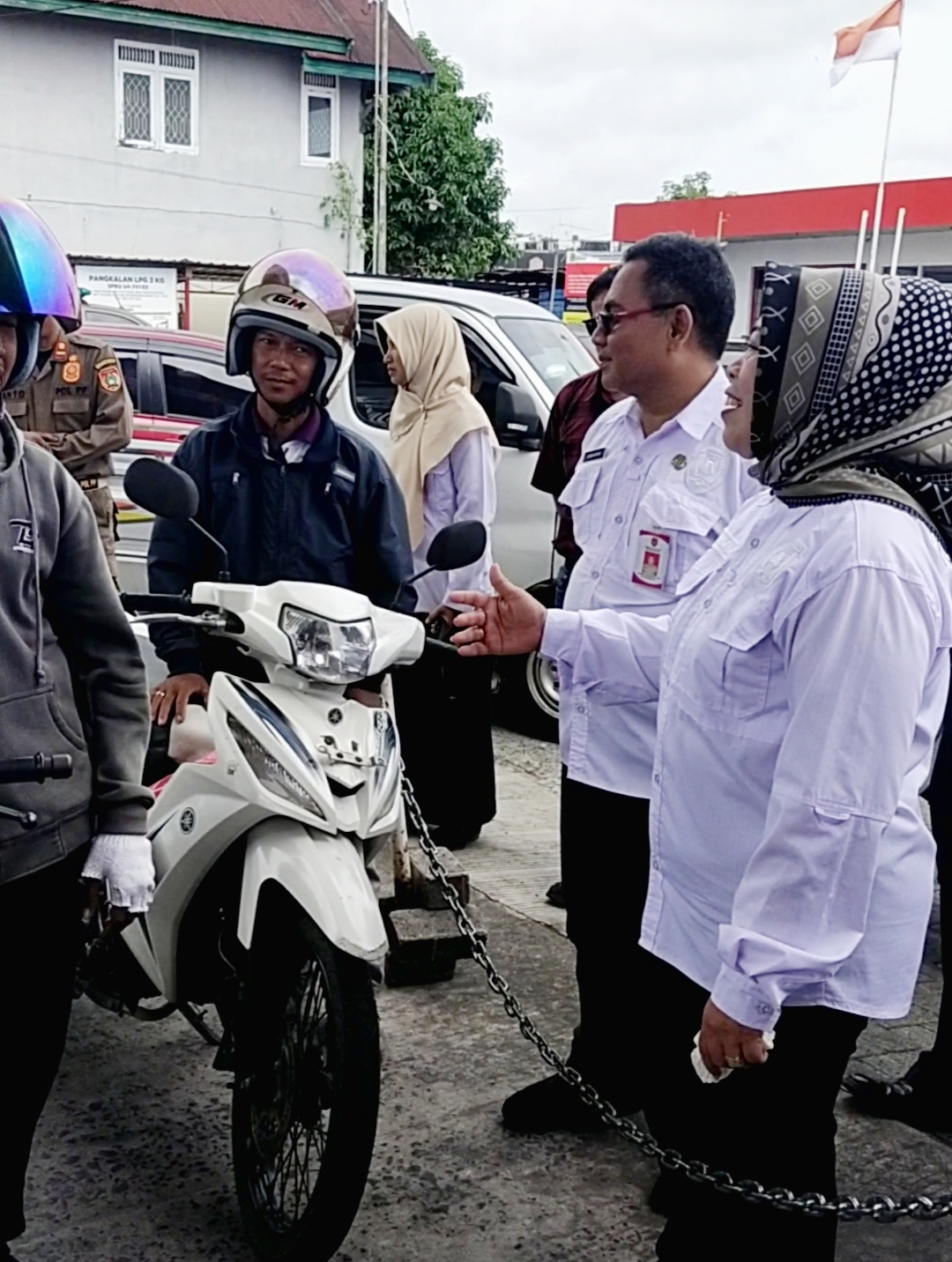 Bupati Kotawaringin Barat berdialog dengan pengantre minyak di salah satu SPBU.   