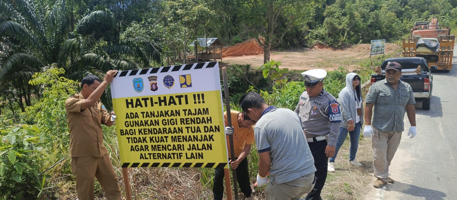 Tim Gabungan Pasang Rambu Peringatan di Jalur Trans Kalimantan