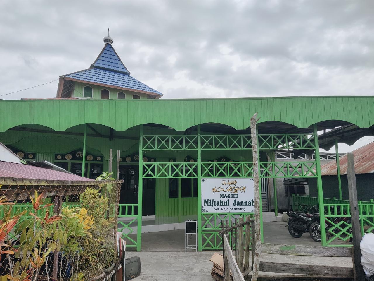Masjid Masjid Miftahul Jannah di Kelurahan Raja Seberang, Kecamatan Arut Selatan, Kabupaten Kobar saat siang hari, belum lama ini