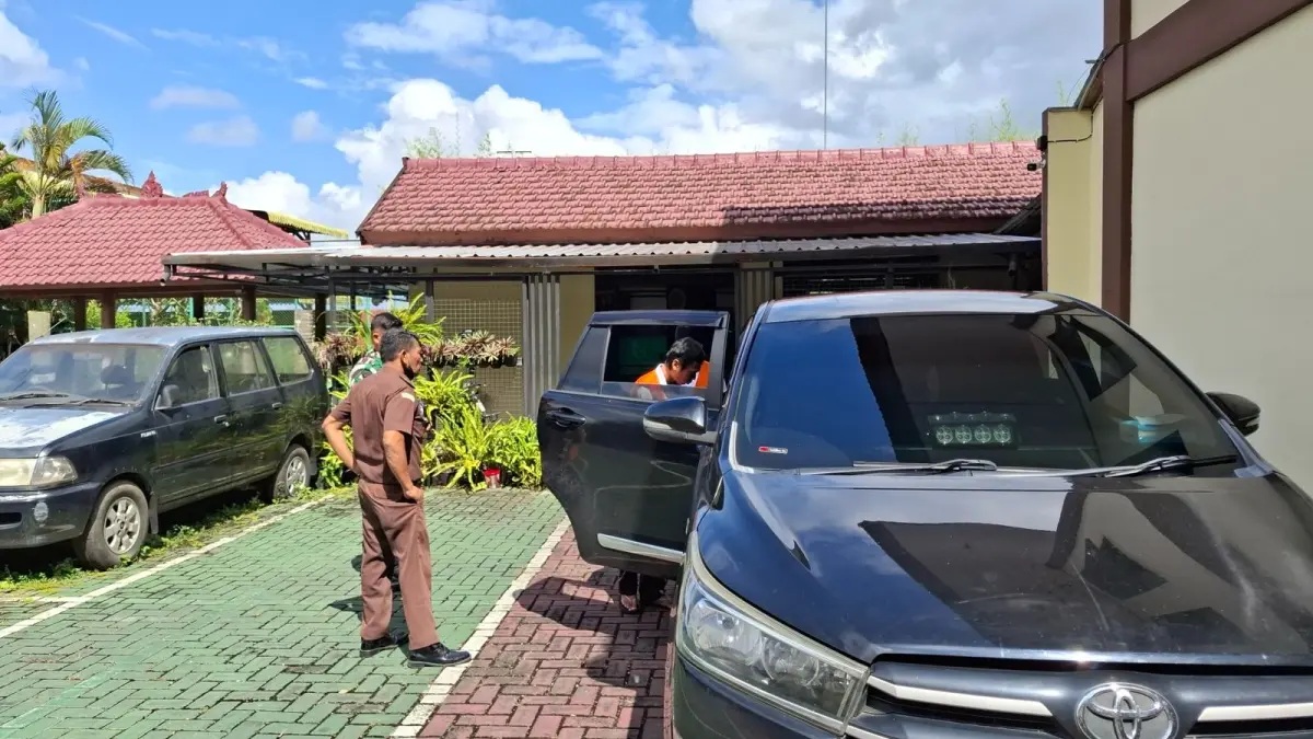 SETELAH SIDANG: Tim kejaksaan mengawal terdakwa menuju Lembaga Pemasyarakatan (Lapas) Lowokwaru. BIYAN MUDZAKY HANINDITO / RADAR KANJURUHAN