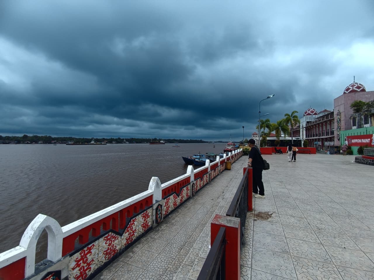 Awan hitam tampak dari tepian Sungai Mentaya, Kabupaten Kotawaringin Timur. (Usay Nor Rahmad/Radar Sampit).