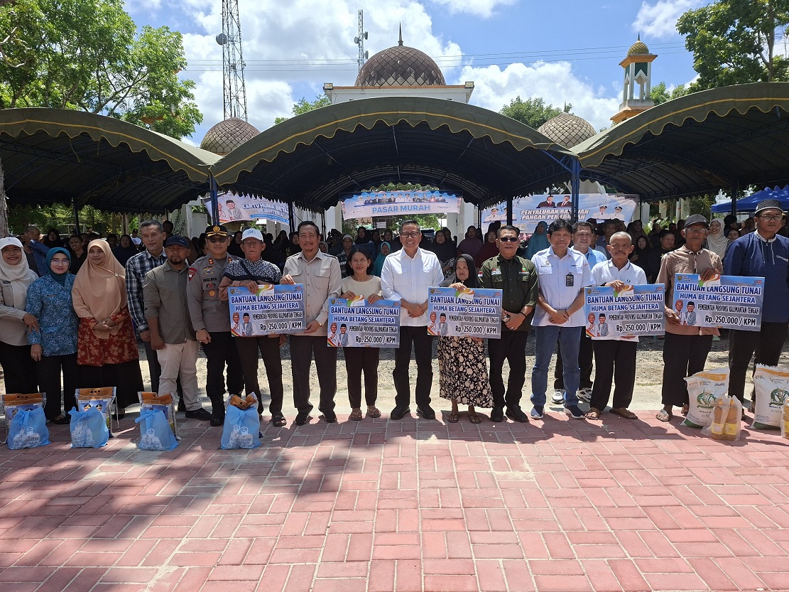 Plt Sekda Kalteng dan Bupati Sukamara berfoto bersama penerima program KHBS. 