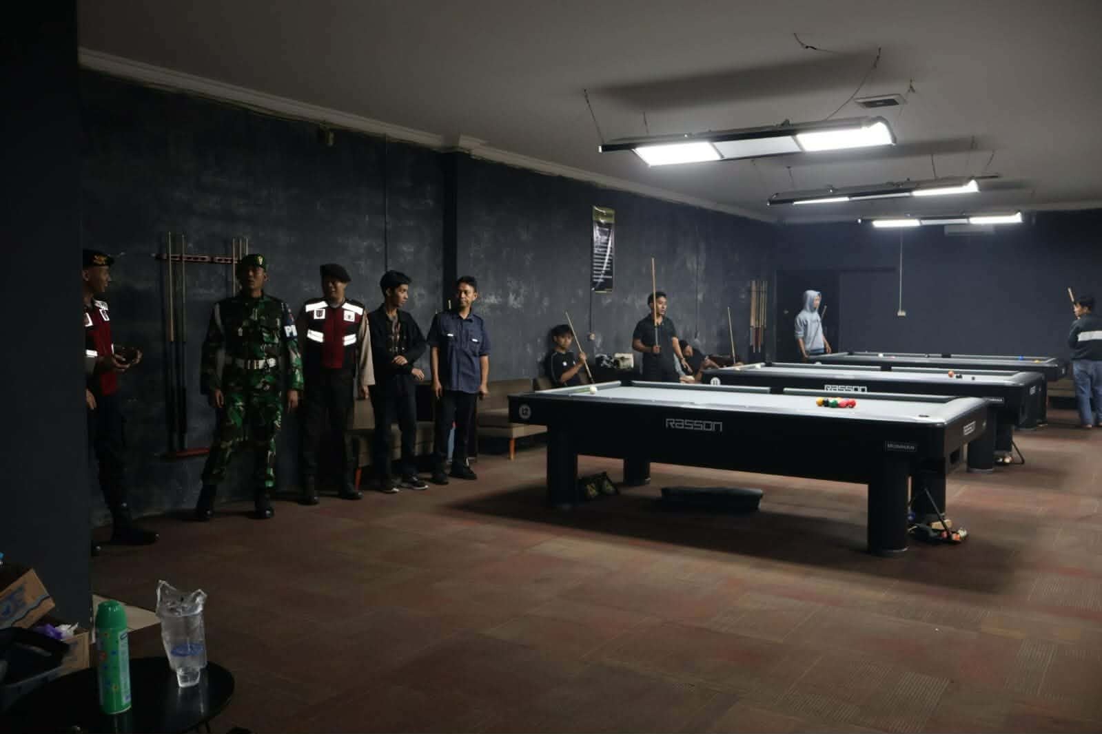 Tim gabungan dari Satpol PP, TNI dan Polri saat razia mendadak di sejumlah tempat hiburan malam (THM) di Kota Palangka Raya, Minggu (15/3), hingga Senin (16/3) dini hari.