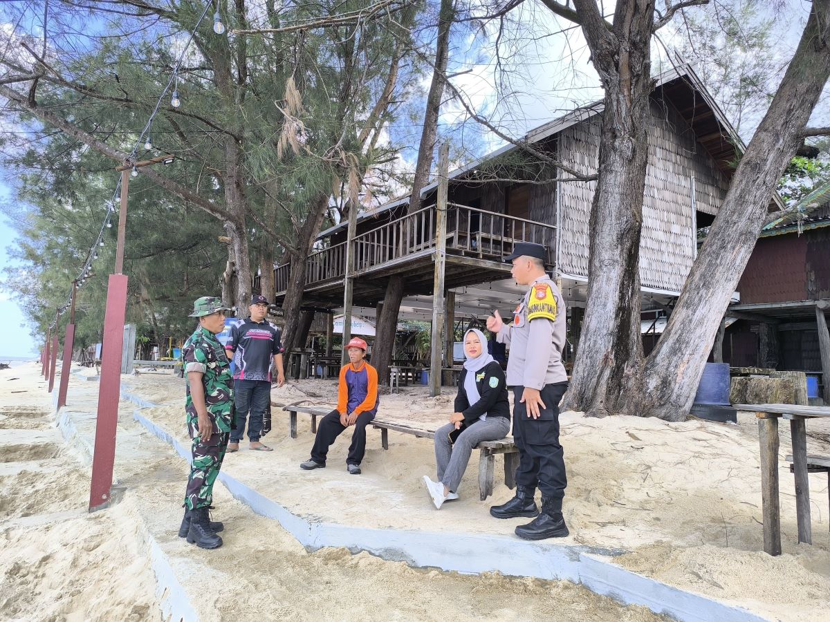 PATROLI : Personel TNI dan Polri melaksanakan patroli di objek wisata Ujung Pandaran, Kecamatan Teluk Sampit, Senin (16/3/2026). 