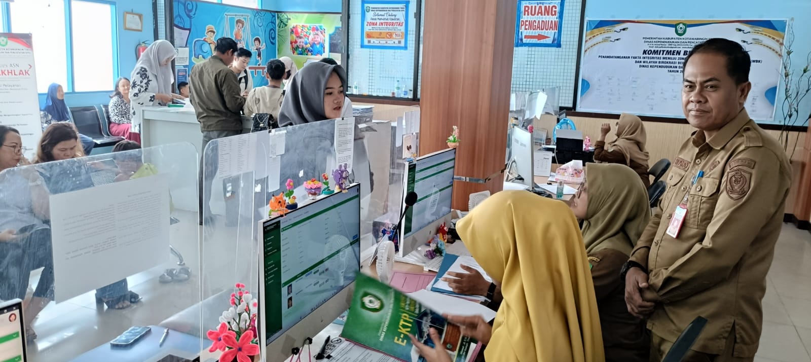 Kadisdukcapil Kotim Wiyono saat memantau dan mengawasi berjalanannya pelayanan adminduk bagi masyarakat, Senin (16/3).