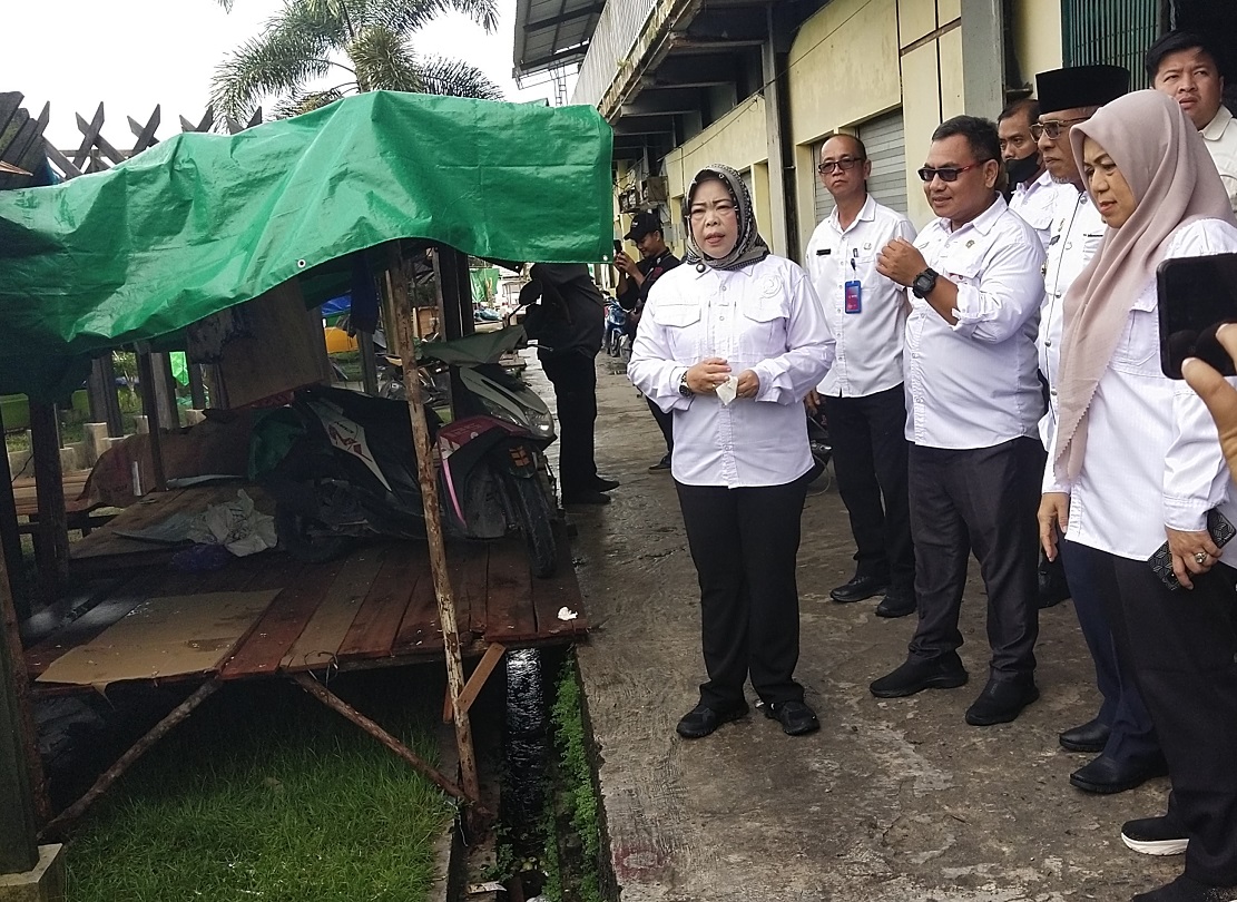 Bupati Kotawaringin Barat Hj Nurhidayah monitoring harga dan ketersediaan bahan pokok jelang lebaran di Pasar Indrasari.   