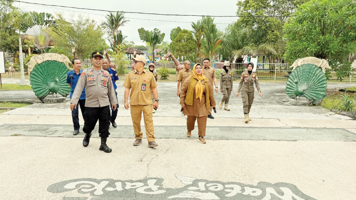 PERSIAPAN LIBUR LEBARAN: Wabup Kotim Irawati didampingi Plt Kepala Disbudpar Kotim melakukan pengecekan tempat wisata di Sampit, Senin (16/3/2026).