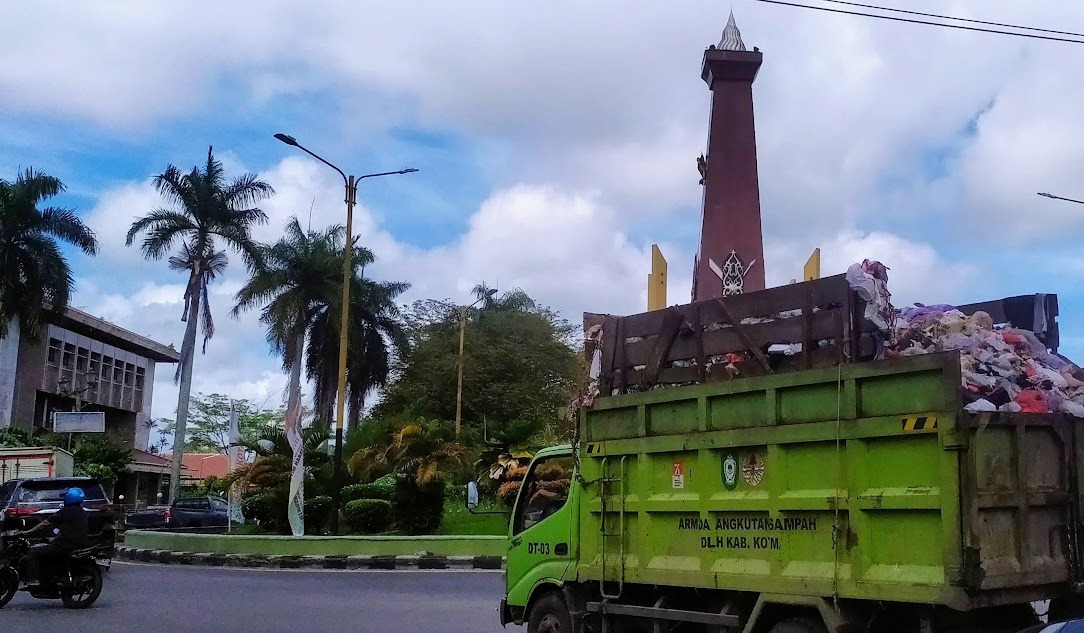 Salah satu armada pengangkut sampah dari depo ke TPA saat melintas di jalan dalam Kota Sampit. (Dok. Oes/Radar Sampit)