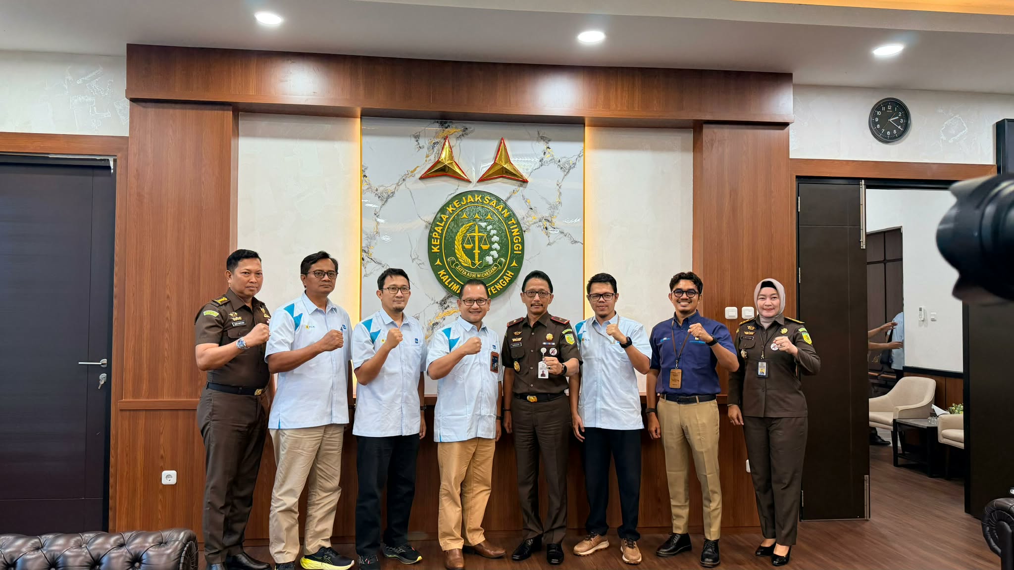 SINERGI: PT PLN (Persero) Unit Induk Pembangunan Kalimantan Bagian Barat (UIP KLB) memperkuat sinergi dengan Kejaksaan Tinggi Kalimantan Tengah. (PLN/RADAR SAMPIT)