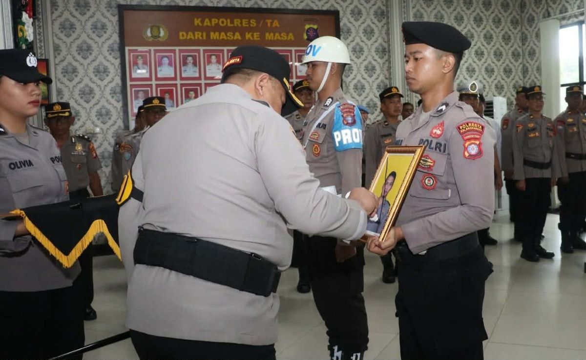 POLISI DIPECAT: Kapolresta Palangka Raya Kombes Pol Dedy Supriadi mencoret foto personel yang terbukti melakukan pelanggaran kode etik Polri. 