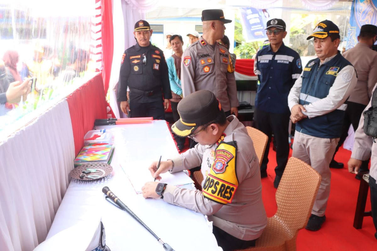 OPERASI KETUPAT : Kapolres Kotim AKBP Resky Maulana Zulkarnain mengisi buku tamu saat melakukan pengecekan Pos Pelayanan Terpadu di Pelabuhan Sampit, Minggu (15/3/2026). 