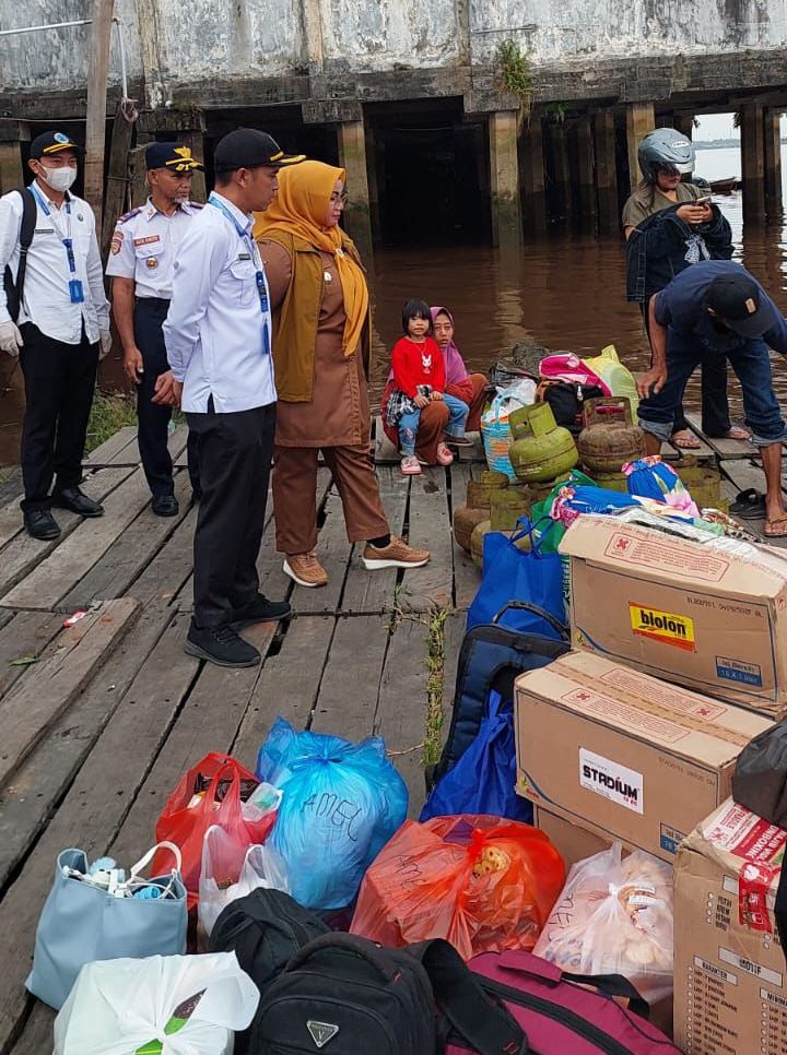 Wabup Kotim dan tim gabungan saat meninjau angkutan arus mudik penumpang di dermaga longboat di Jalan Iskandar, MB Ketapang Sampit, Senin (16/3).