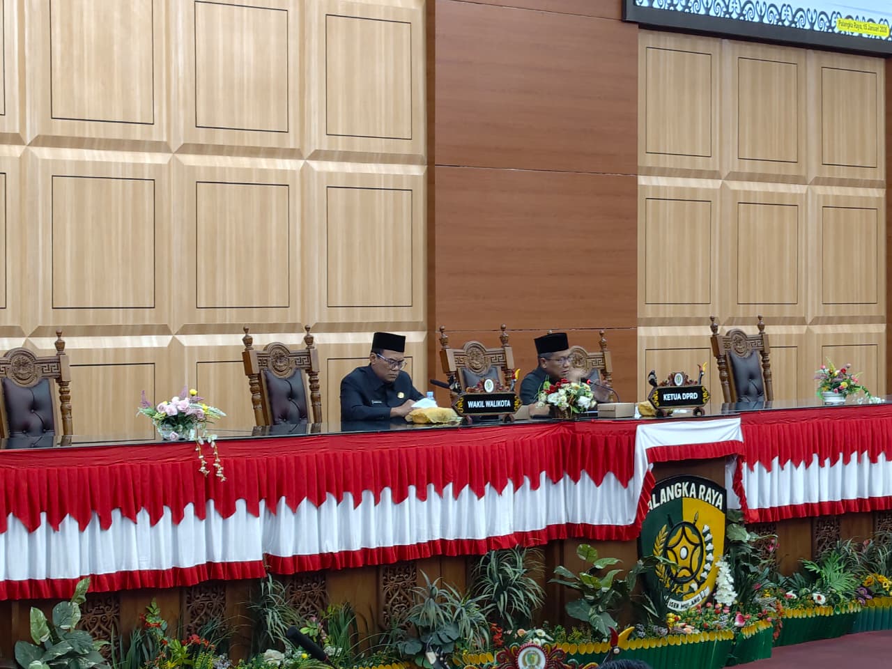 RAPAT GABUNGAN: Ketua DPRD  Palangka Raya Subandi, saat memimpin rapat paripurna bersama pemerintah kota setempat beberapa waktu lalu.