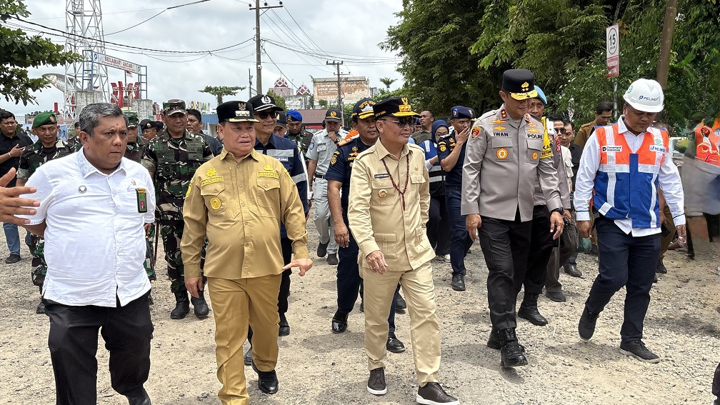 Rombongan Gubernur Kalteng Agustiar Sabran, saat ke pelabuhan Sampit bersama pejabat lainnya,  untuk memastikan lancarnya arus mudik dengan kapal laut, Senin (16/3).