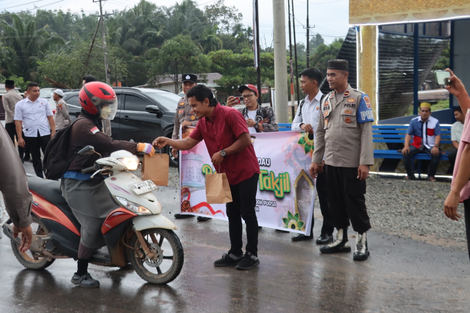 Kapolres Lamandau AKBP Joko Handono berbagi takjil bersama di Pos Pelayanan (Posyan) Simpang Sepaku, Nanga Bulik, Senin (16/3).