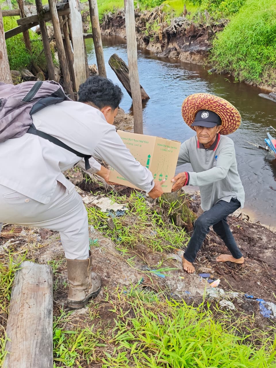 PT Sumur Pandanwangi Hanau mendistribusikan paket lebaran ke beberapa desa melalui Sungai