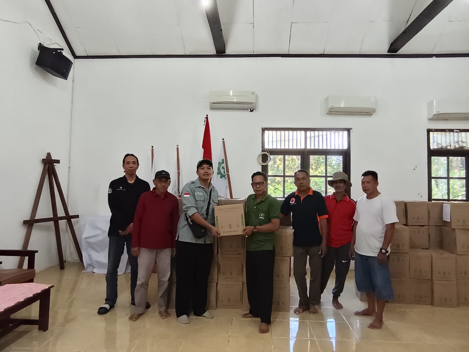 PT Musirawas Citraharpindo menyerahkan paket ke Desa Tanjung Hara.  