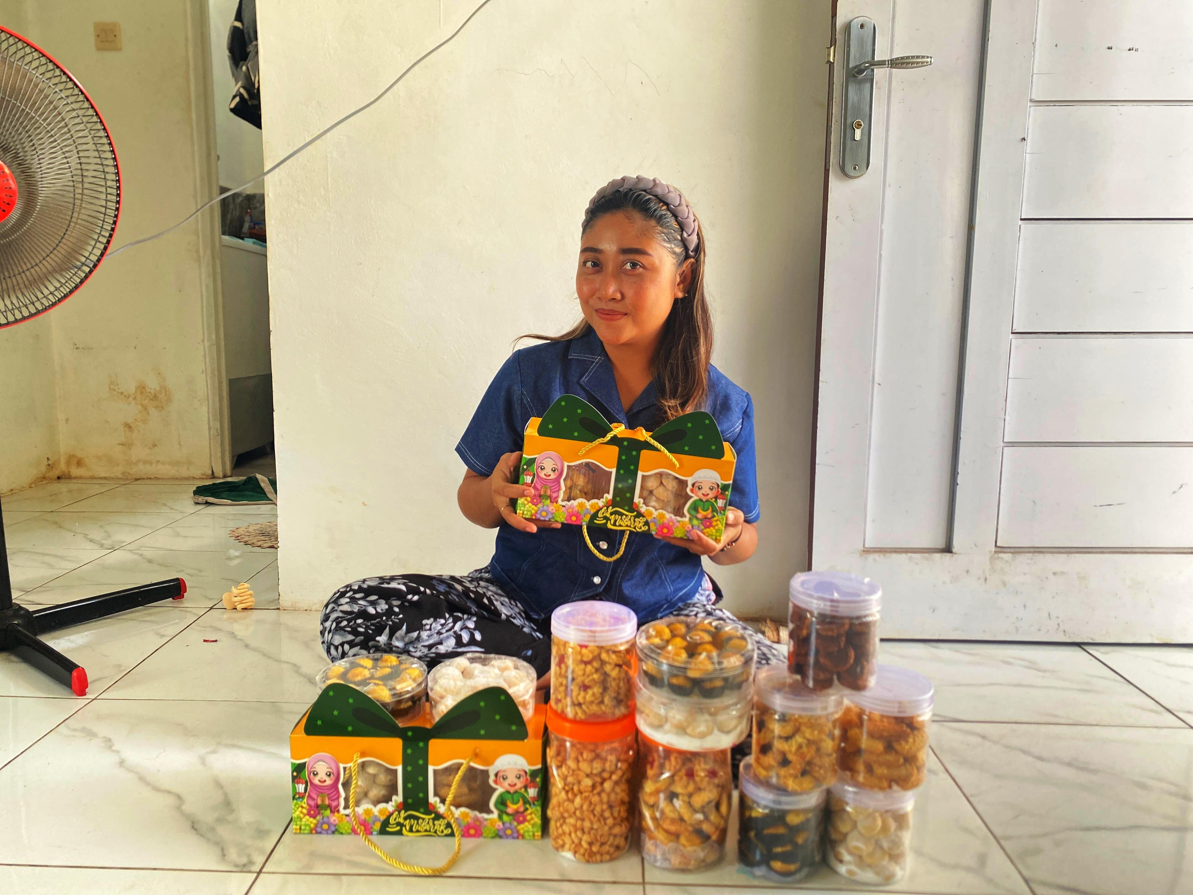 Noordestiani, dengan hampers kue kering buatannya sendiri