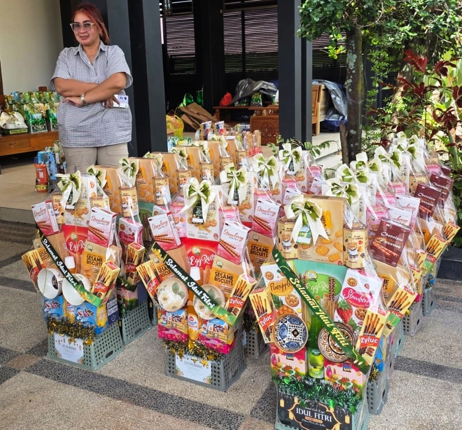 Meina dengan sejumlah orderan parcel lebaran olahannya. 
