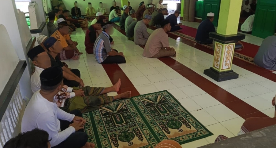 Para warga binaan saat beribadah berjamaah di Masjid At-Taubat lingkungan Lapas Kelas II B  Sampit, dalam bulan Ramadan.
